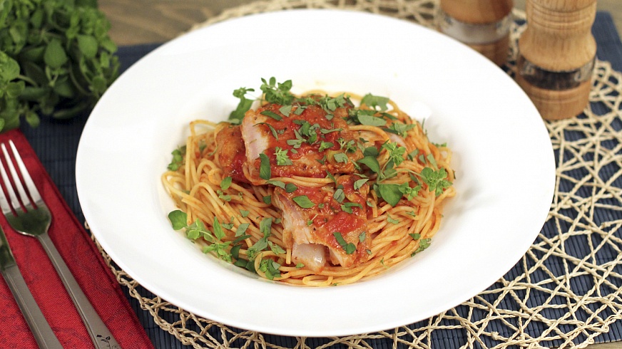 Спагетти с тилапией в томатном соусе с каперсами